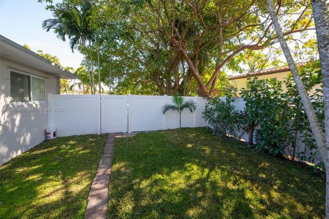 416 N Rainbow Dr, Hollywood, FL 33021