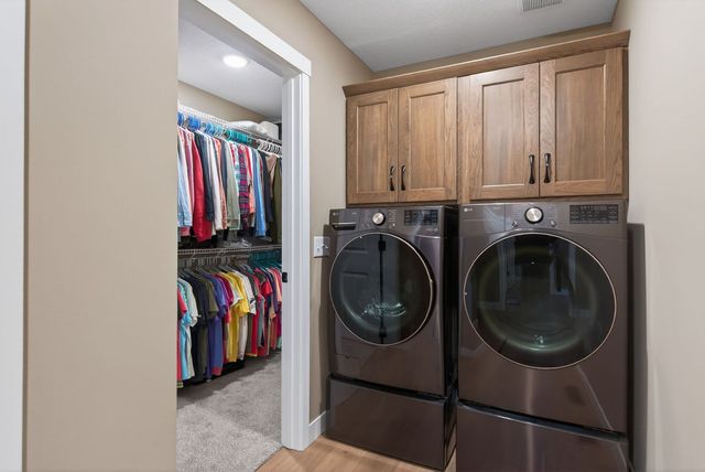 6210 College Avenue, Davenport, IA 52807