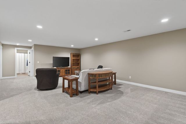 6210 College Avenue, Davenport, IA 52807