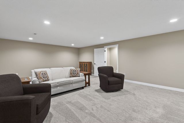 6210 College Avenue, Davenport, IA 52807