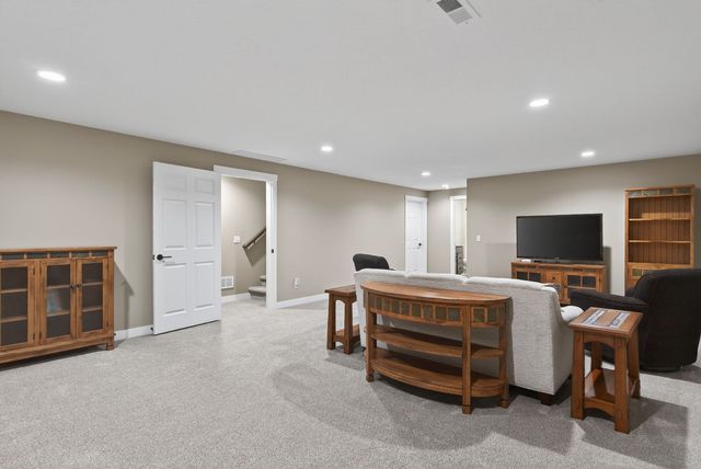 6210 College Avenue, Davenport, IA 52807