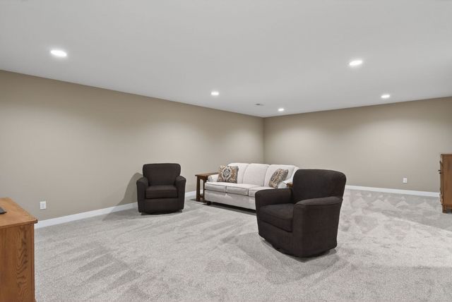 6210 College Avenue, Davenport, IA 52807