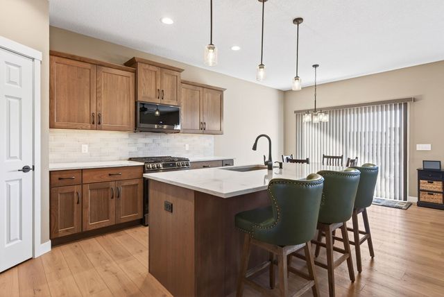 6210 College Avenue, Davenport, IA 52807