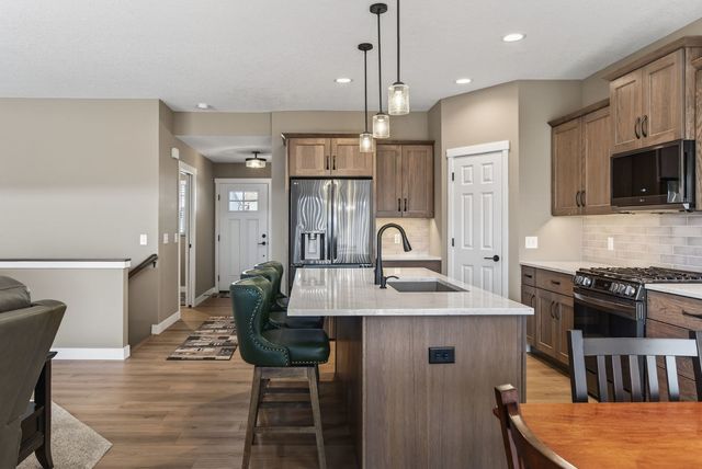 6210 College Avenue, Davenport, IA 52807