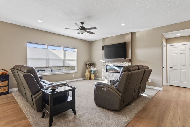 6210 College Avenue, Davenport, IA 52807