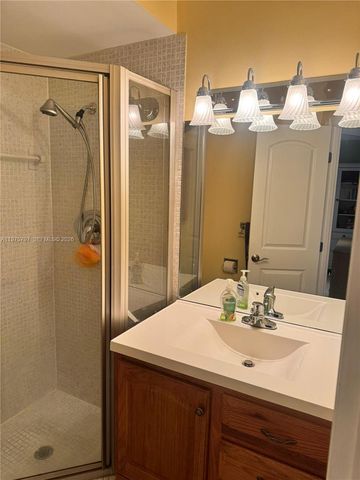 5121 W Oakland Park Blvd 204, Lauderdale Lakes, FL 33313