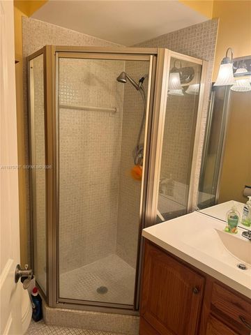 5121 W Oakland Park Blvd 204, Lauderdale Lakes, FL 33313