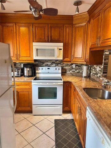 5121 W Oakland Park Blvd 204, Lauderdale Lakes, FL 33313