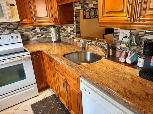 5121 W Oakland Park Blvd 204, Lauderdale Lakes, FL 33313