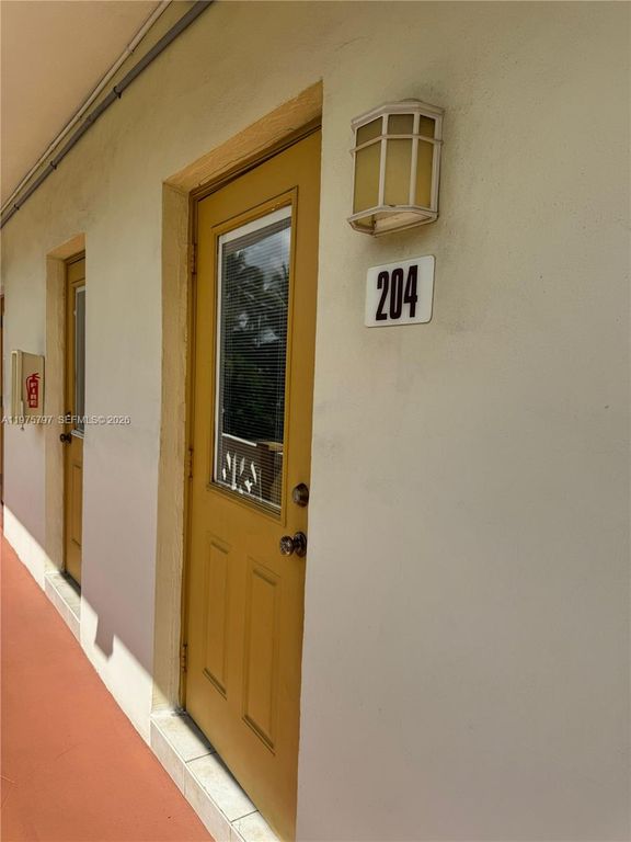 5121 W Oakland Park Blvd 204, Lauderdale Lakes, FL 33313