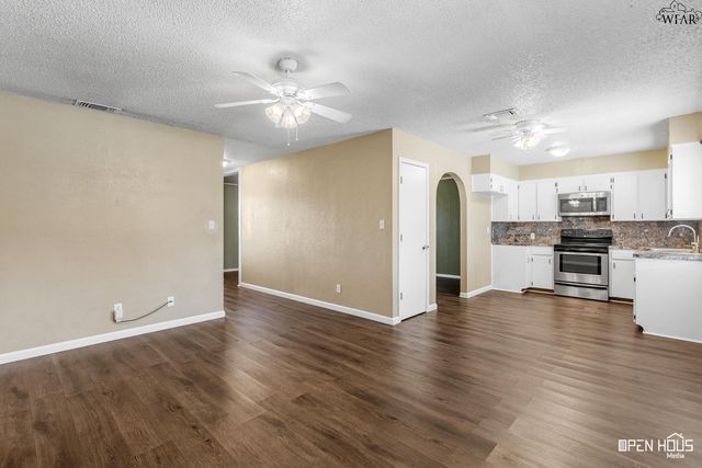 706 MOCKINGBIRD DRIVE, Iowa Park, TX 76367