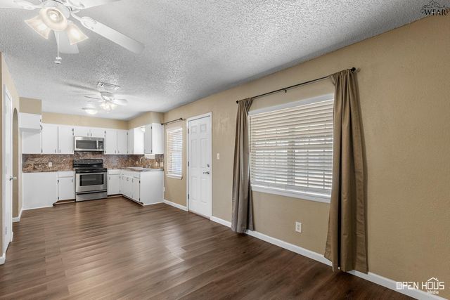 706 MOCKINGBIRD DRIVE, Iowa Park, TX 76367