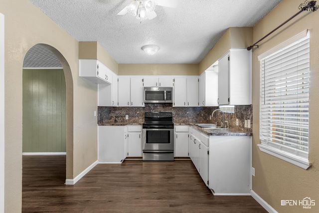 706 MOCKINGBIRD DRIVE, Iowa Park, TX 76367