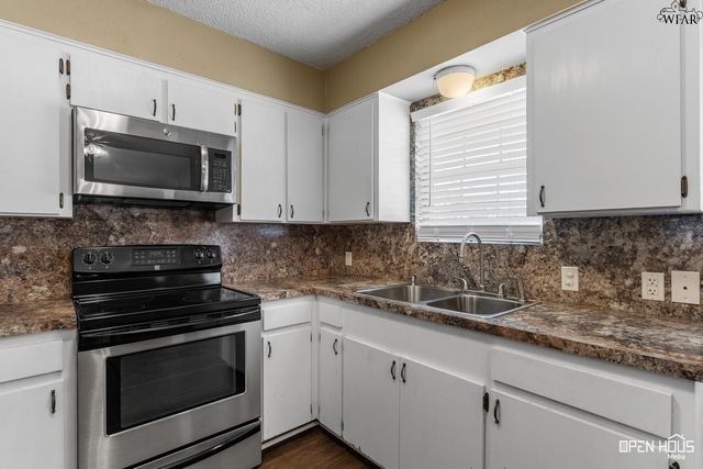 706 MOCKINGBIRD DRIVE, Iowa Park, TX 76367