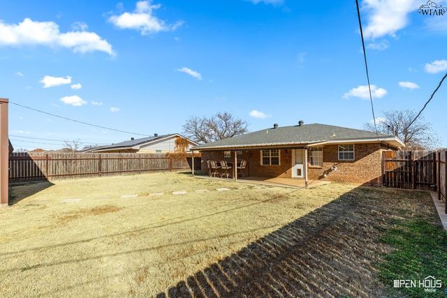 706 MOCKINGBIRD DRIVE, Iowa Park, TX 76367