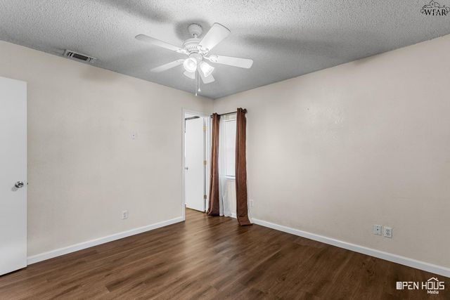 706 MOCKINGBIRD DRIVE, Iowa Park, TX 76367