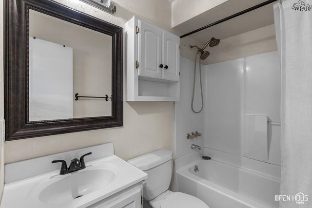 706 MOCKINGBIRD DRIVE, Iowa Park, TX 76367