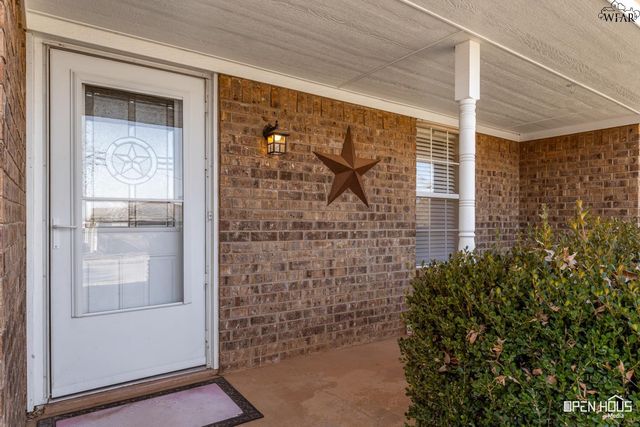 706 MOCKINGBIRD DRIVE, Iowa Park, TX 76367