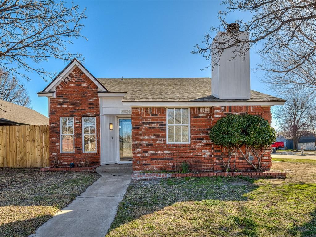 2142 Briarcliff Drive, Moore, OK 73170