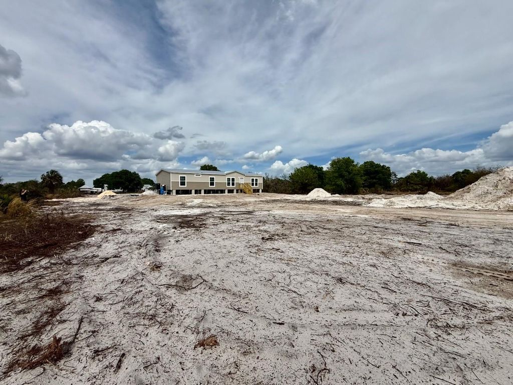 Image 9 of property listing at 15033 NW 264TH STREET, Okeechobee, FL 34972