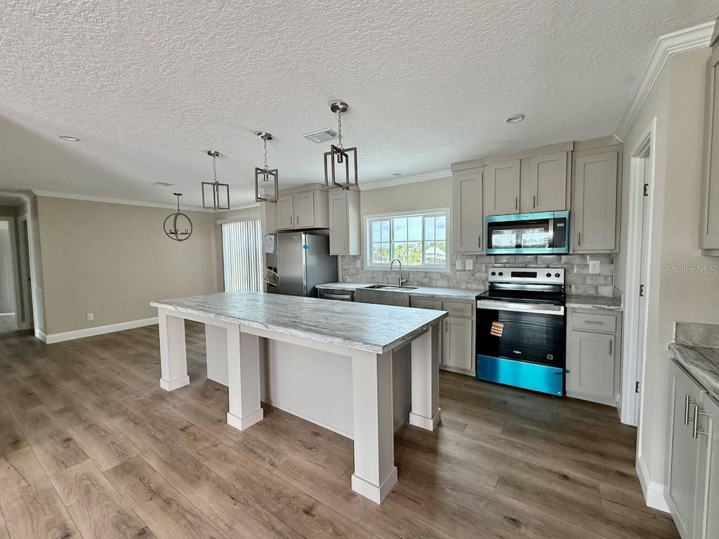 Image 10 of property listing at 15033 NW 264TH STREET, Okeechobee, FL 34972