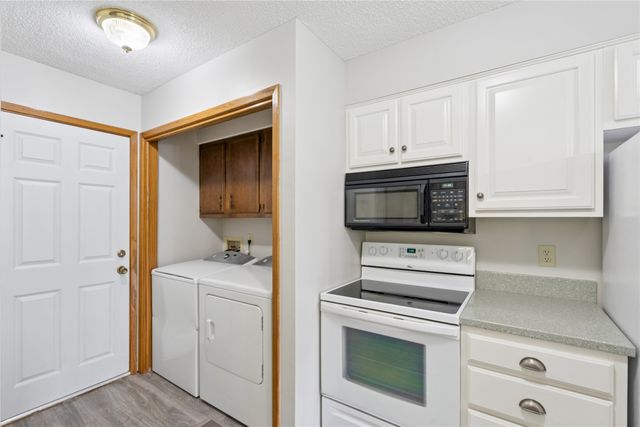 8024 Cobblestone Road, Urbandale, IA 50322