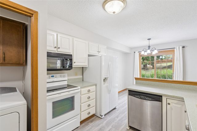 8024 Cobblestone Road, Urbandale, IA 50322