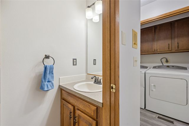 8024 Cobblestone Road, Urbandale, IA 50322