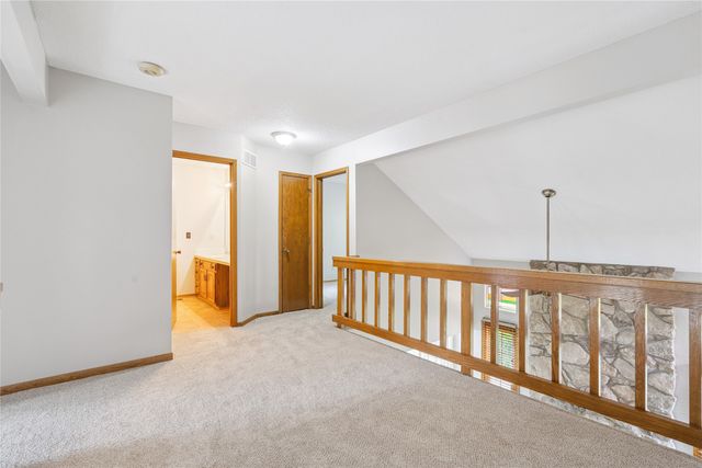 8024 Cobblestone Road, Urbandale, IA 50322