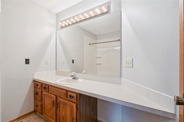 8024 Cobblestone Road, Urbandale, IA 50322