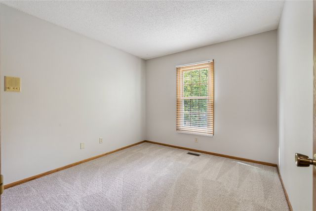 8024 Cobblestone Road, Urbandale, IA 50322