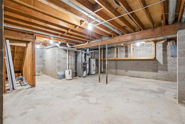 8024 Cobblestone Road, Urbandale, IA 50322