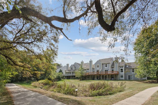 8024 Cobblestone Road, Urbandale, IA 50322