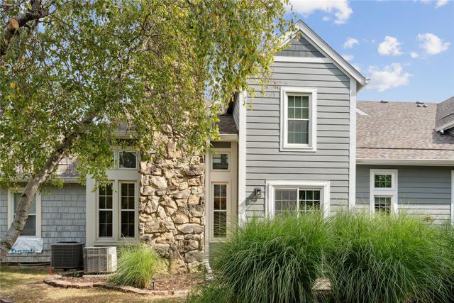 8024 Cobblestone Road, Urbandale, IA 50322