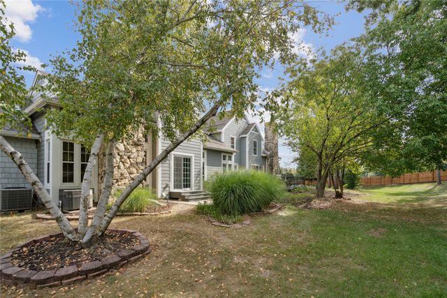8024 Cobblestone Road, Urbandale, IA 50322