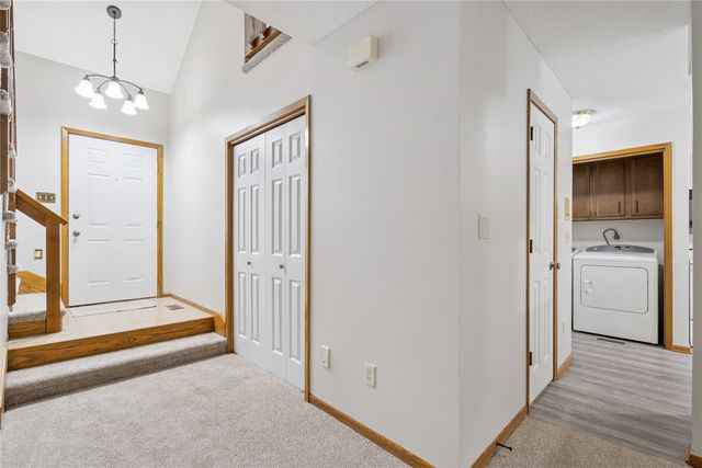 8024 Cobblestone Road, Urbandale, IA 50322