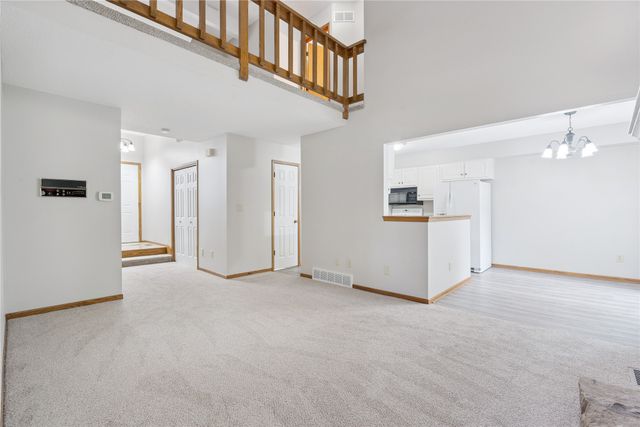 8024 Cobblestone Road, Urbandale, IA 50322