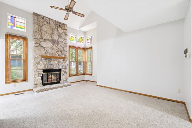 8024 Cobblestone Road, Urbandale, IA 50322