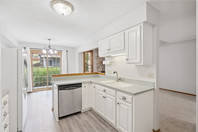 8024 Cobblestone Road, Urbandale, IA 50322