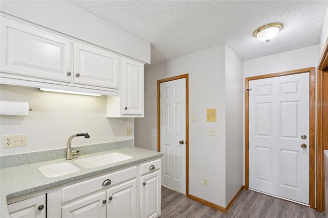 8024 Cobblestone Road, Urbandale, IA 50322