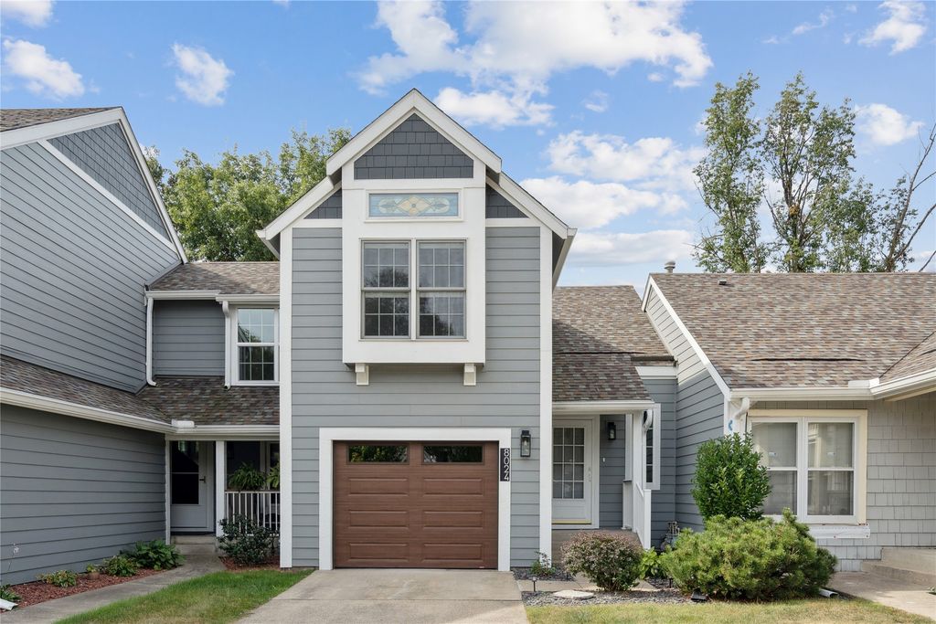 8024 Cobblestone Road, Urbandale, IA 50322