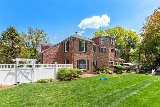 3 Stafford Rd, Lynnfield, MA 01940
