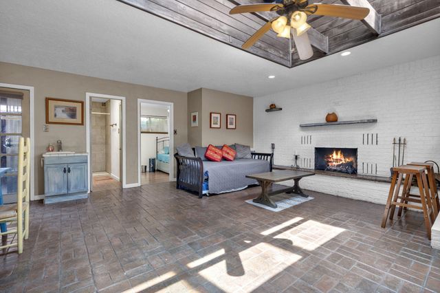 2213 Dora Avenue NW, Albuquerque, NM 87104