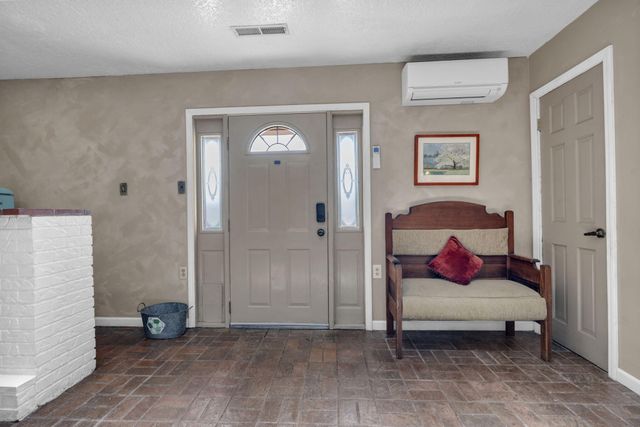 2213 Dora Avenue NW, Albuquerque, NM 87104