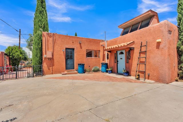 2213 Dora Avenue NW, Albuquerque, NM 87104