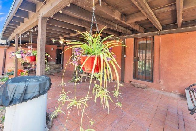 2213 Dora Avenue NW, Albuquerque, NM 87104