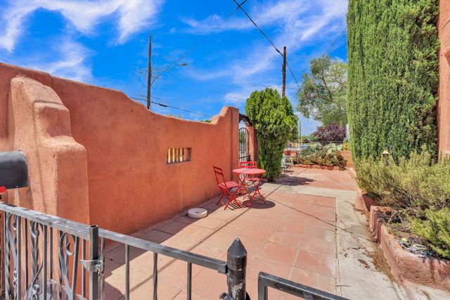 2213 Dora Avenue NW, Albuquerque, NM 87104