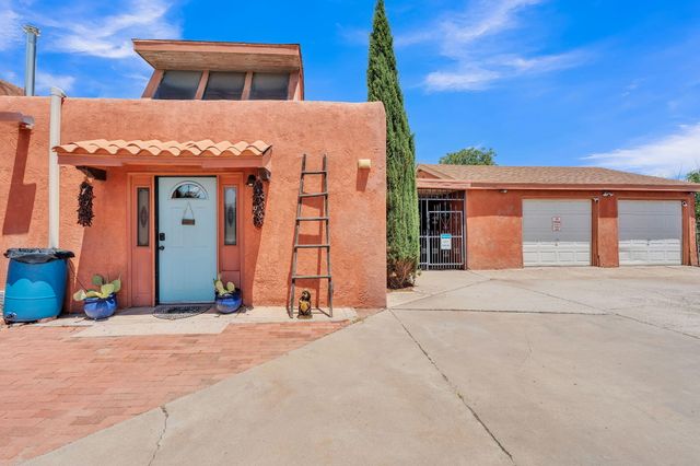 2213 Dora Avenue NW, Albuquerque, NM 87104