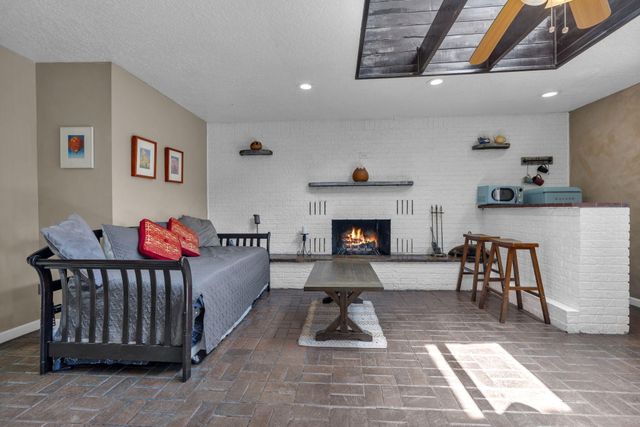 2213 Dora Avenue NW, Albuquerque, NM 87104