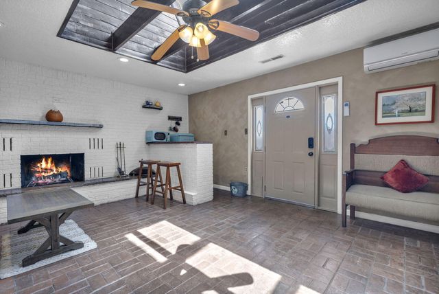 2213 Dora Avenue NW, Albuquerque, NM 87104